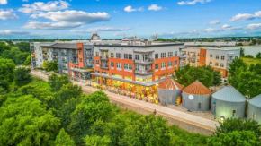2BR Apt River Walk Luxury River with Pool Views and Gym